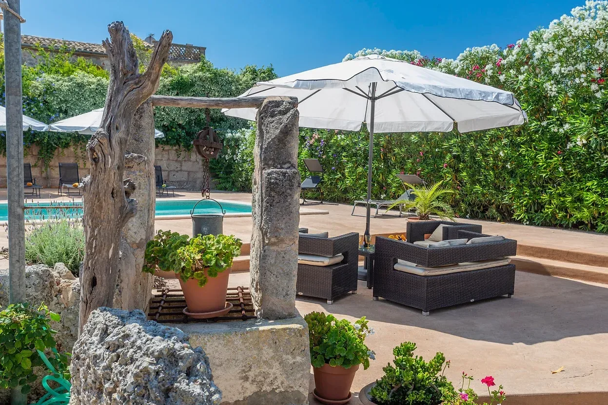 Piscina y jardín de una finca mallorquina en el interior de Mallorca