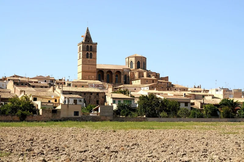 Vista panorámica de Sineu con su iglesia sobre el Pla de Mallorca